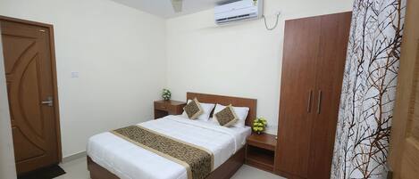 Un dormitorio con cama, armario de madera y ventilador de techo.
