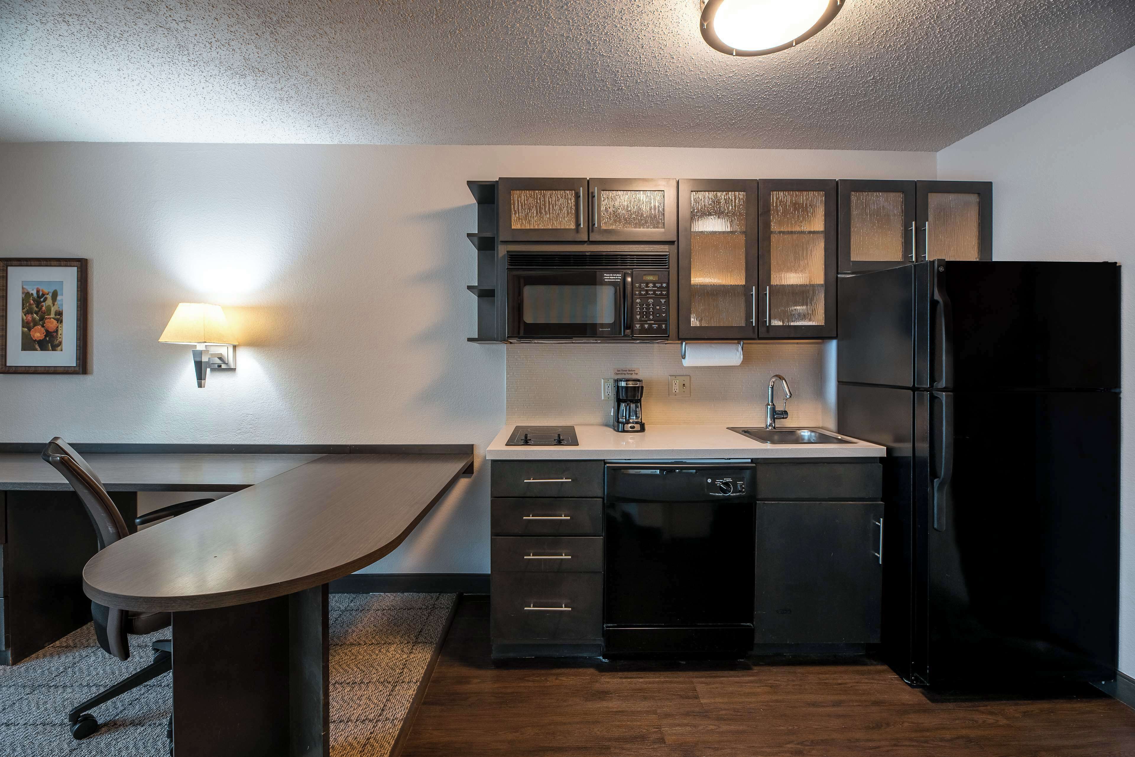 Two Suites Queen Bed | Full Kitchen | Free Parking - Fort Worth, TX