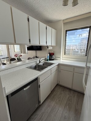 冷蔵庫、電子レンジ、オーブン、コンロ