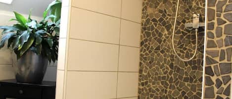 Haartrockner, HandtĂŒcher, Seife, Toilettenpapier