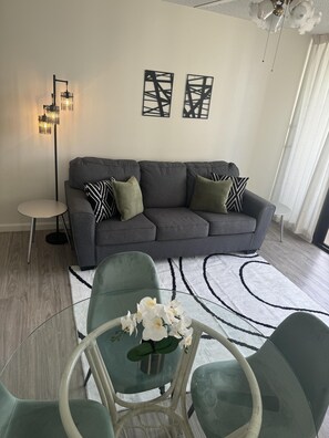 Fernseher, Tischfußball, Tischtennisplatte