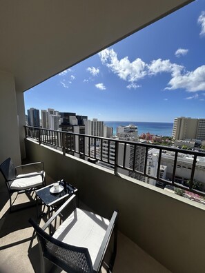 Property grounds - Heart of Waikiki w/ Kitchen - Free Parking - Ocean View - King Bed - Corner Unit (Honolulu)