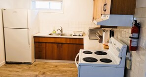 Kjøleskap, mikrobølgeovn, ovn og kokeplater