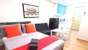 1 bedroom, iron/ironing board, Internet, bed sheets - Butler's Bnb E Trees Residences Qc Phil (Quezon City)