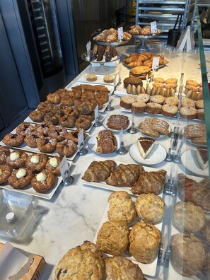 Dining - Heart of Waikiki w/ Kitchen - Free Parking - King Bed - Corner Unit - Partial Ocean View (Honolulu)