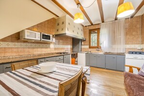 Geladeira, micro-ondas, cooktop, lava-louças