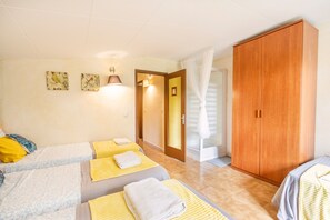 Ein Hotelzimmer mit zwei Betten, einem Kleiderschrank und einem durchgegangenen Tür zugehörigen Badezimmer.