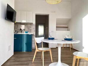 Kühlschrank, Ofen, Herdplatte, Wasserkocher mit Kaffee-/Teezubehör