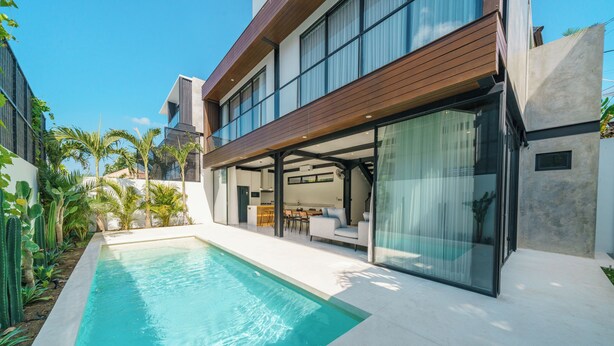 A modern house with a swimming pool, large windows, and a patio area. - Villa Vantage 7 (Kerobokan)