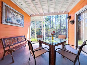 Outdoor dining - Beautiful Villa near Disney with pool in gated community 4BR/Slps10 (Kissimmee)