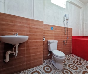 Standaard tweepersoonskamer | Badkamer | Een douche, een regendouche, zeep, shampoo