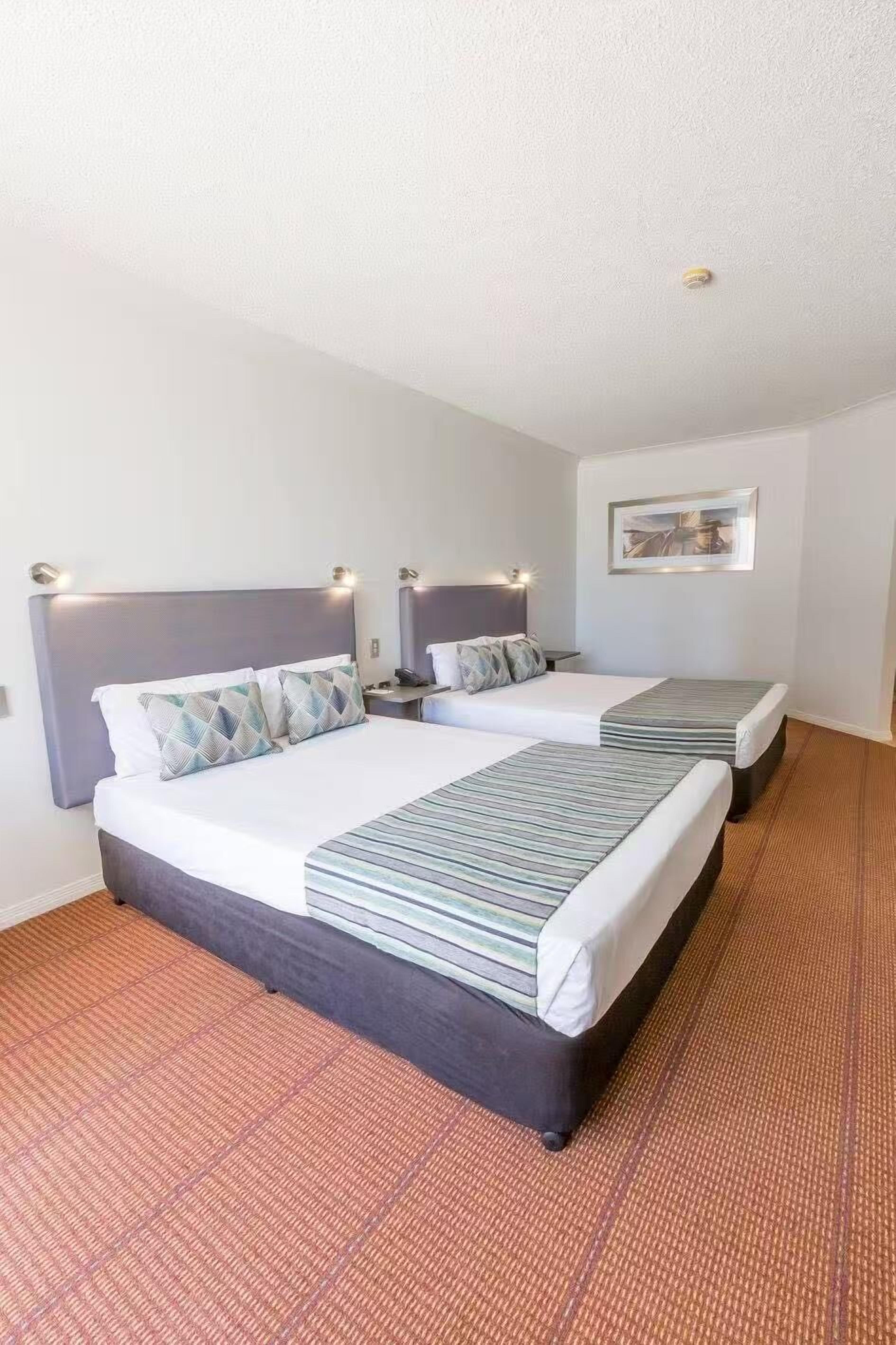 Bureau, rideaux occultants, fer et planche à repasser, draps fournis