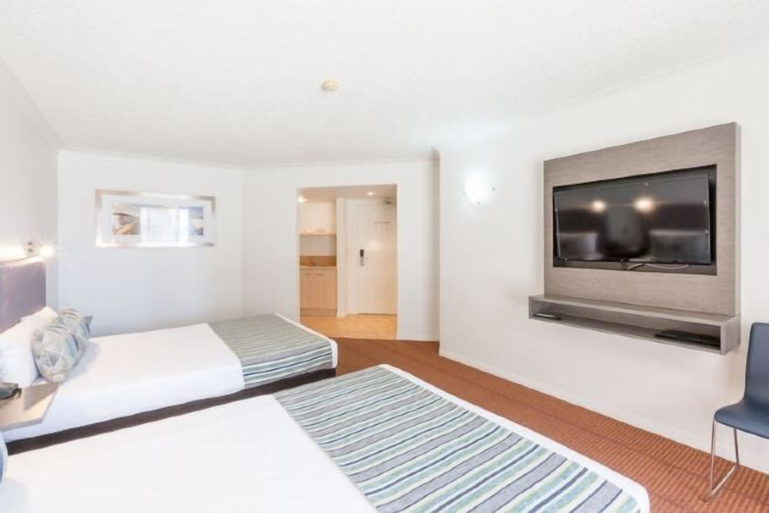 Bureau, rideaux occultants, fer et planche à repasser, draps fournis