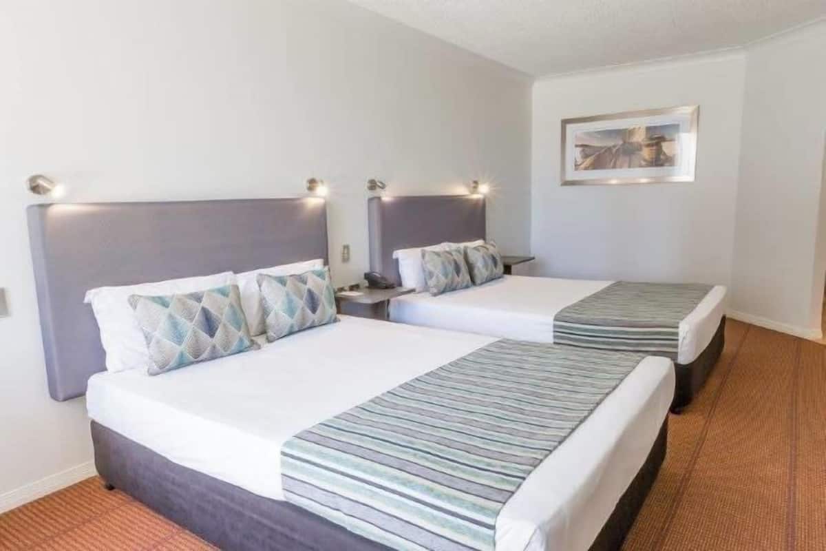 Escritorio, cortinas blackout y tabla de planchar con plancha