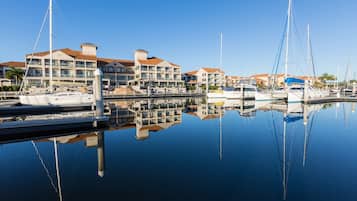 Marina Harbour View 2 Beds with Balcony | Desk, blackout curtains, iron/ironing board, bed sheets
