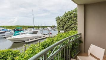 Bureau, rideaux occultants, fer et planche à repasser, draps fournis