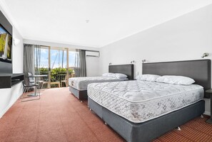 Escritorio, cortinas blackout y tabla de planchar con plancha 