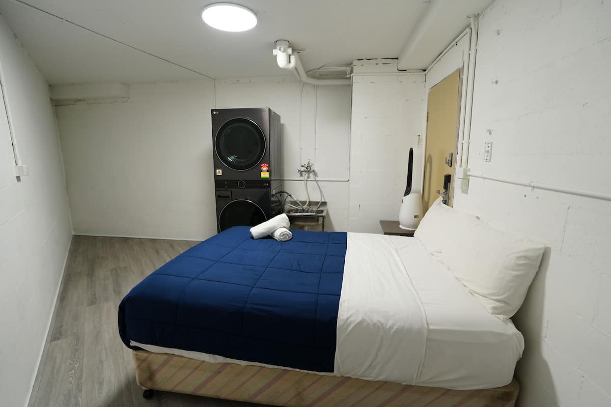 Suite Apartment 3 Queen Beds with Washing Machine | Desk, blackout drapes, iron/ironing board, bed sheets