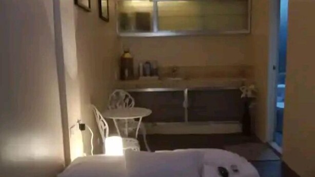 A small, compact room with a bed, a small table, and a window. - TerisitaPlace Otél (Taytay)