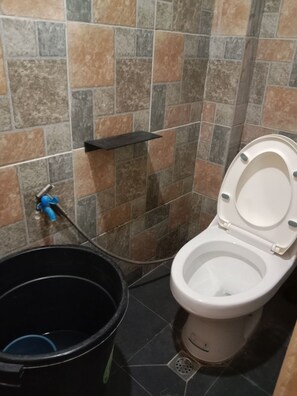Appartement | Badkamer | Een bidet, handdoeken, zeep