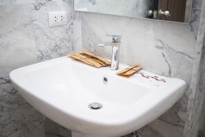 Articles de toilette gratuits, savon, shampoing, papier toilette