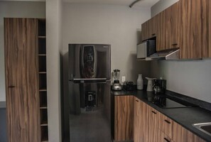 冷蔵庫、電子レンジ、コンロ、コーヒー / ティーメーカー