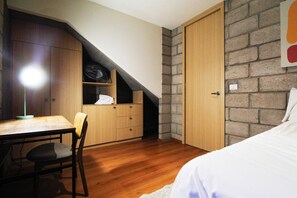 2 bedrooms, desk, free WiFi, bed sheets