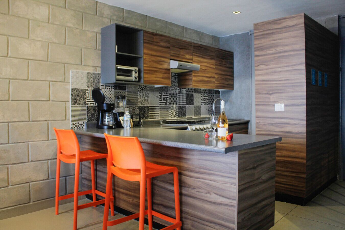 Ugn, spishäll, kaffe- och tebryggare och grytor/köksredskap