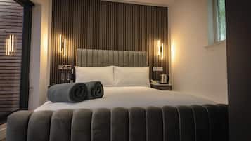 Deluxe-dobbeltværelse - 1 dobbeltseng | Senge med madrasser af memory foam, skrivebord, strygejern/strygebræt