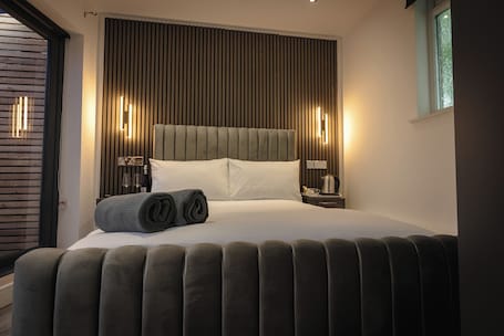 Deluxe Double Room, 1 Double Bed | Memory foam beds, desk, iron/ironing board, bed sheets