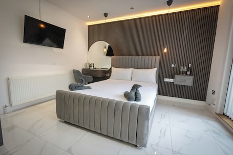 Deluxe Double Room, 1 Double Bed | Memory foam beds, desk, iron/ironing board, bed sheets