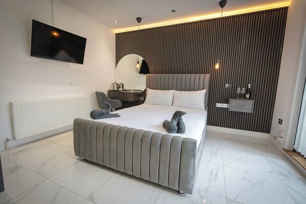 豪華雙人房, 1 張標準雙人床 | 記憶棉床墊、書桌、熨斗/熨衫板、床單