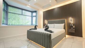 Standard-Doppelzimmer, eigenes Bad (Shared) | Betten mit Memory-Foam-Matratzen, Schreibtisch, Bügeleisen/Bügelbrett