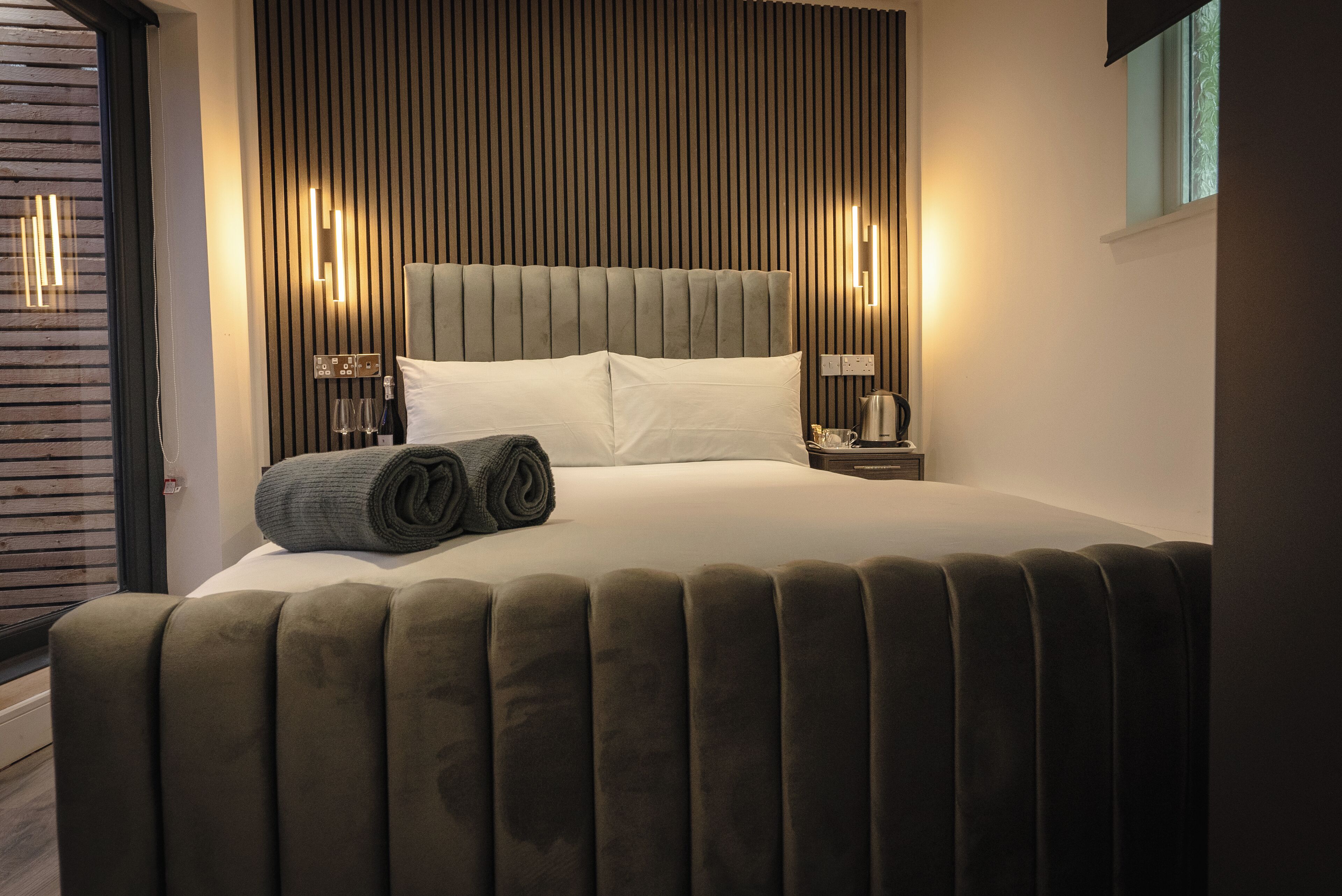 高级双人房 | 记忆海绵床垫、办公桌、熨斗/熨衣板、床单