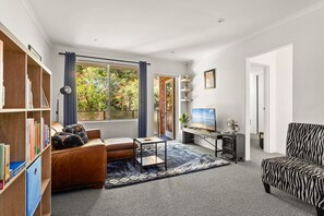 Living area - Beautifully Peaceful 2-Bed Apartment (Lane Cove North)