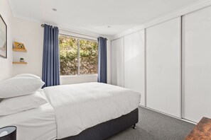 2 bedrooms, desk, iron/ironing board, WiFi