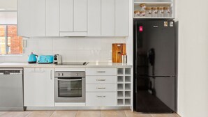 Wasserkocher mit Kaffee-/Teezubehör, Kühlschrank, Mikrowelle, Ofen