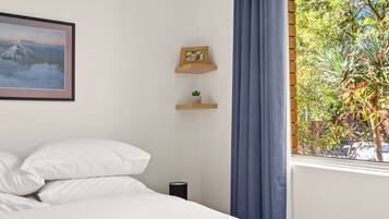 2 bedrooms, desk, iron/ironing board, WiFi