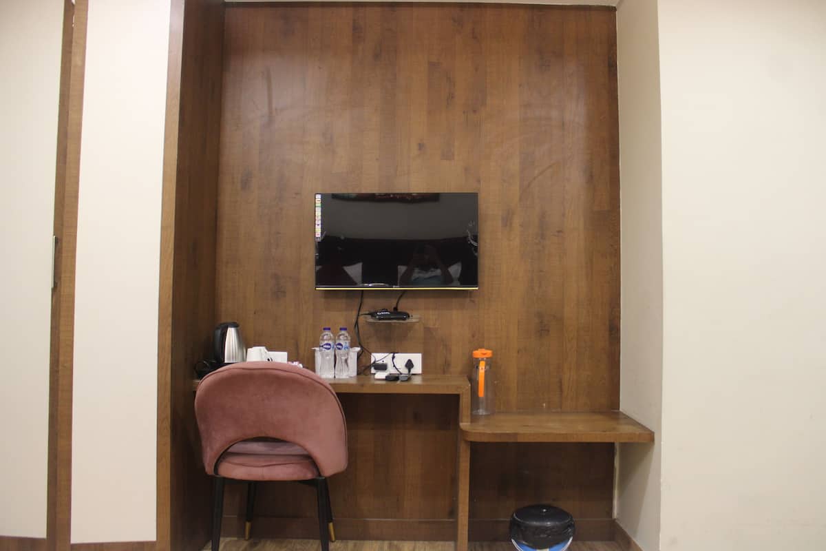 Superior Room | 1 bedroom, desk