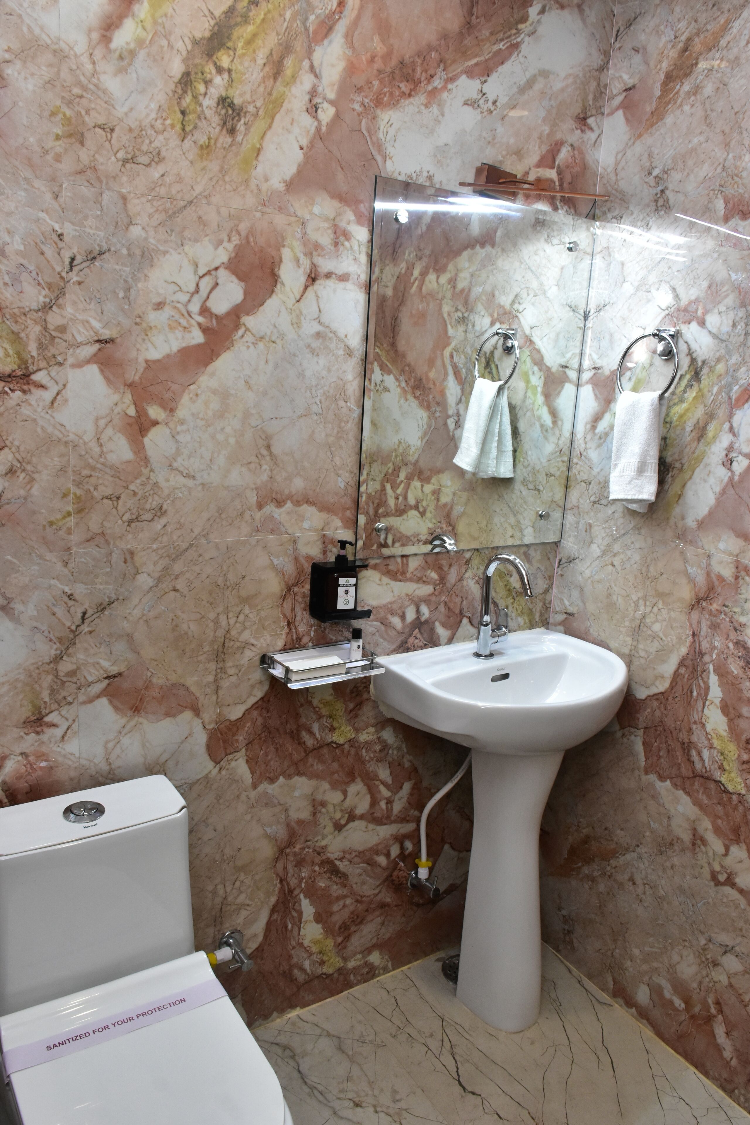 Deluxe Room | Bathroom | Free toiletries, slippers
