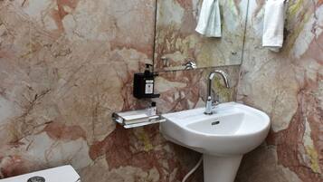 Habitación Deluxe | Baño | Artículos de higiene personal gratuitos y zapatillas