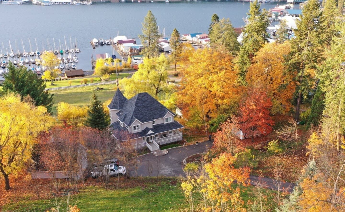 This house is a 4 bedroom(s), 4 bathrooms, located in Bayview, ID.