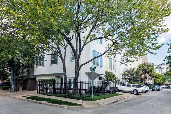 Exterior - Montrose Lodge by Dunyha (Houston)