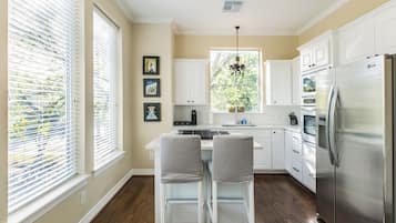 Full-sized fridge, microwave, oven, stovetop
