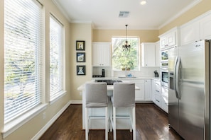 Full-sized fridge, microwave, oven, stovetop