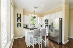 Full-size fridge, microwave, oven, stovetop