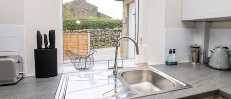 Cottage | Private kitchen | Fridge, dishwasher, electric kettle, cookware/dishes/utensils
