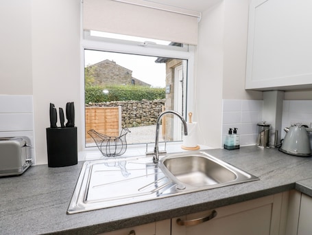 Refrigerador, lavavajillas, tetera/pava eléctrica, utensilios de cocina