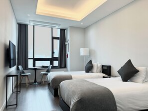 Chambre Deluxe avec lits jumeaux, plusieurs lits, non-fumeurs, vue ville | Literie de qualité supérieure, bureau