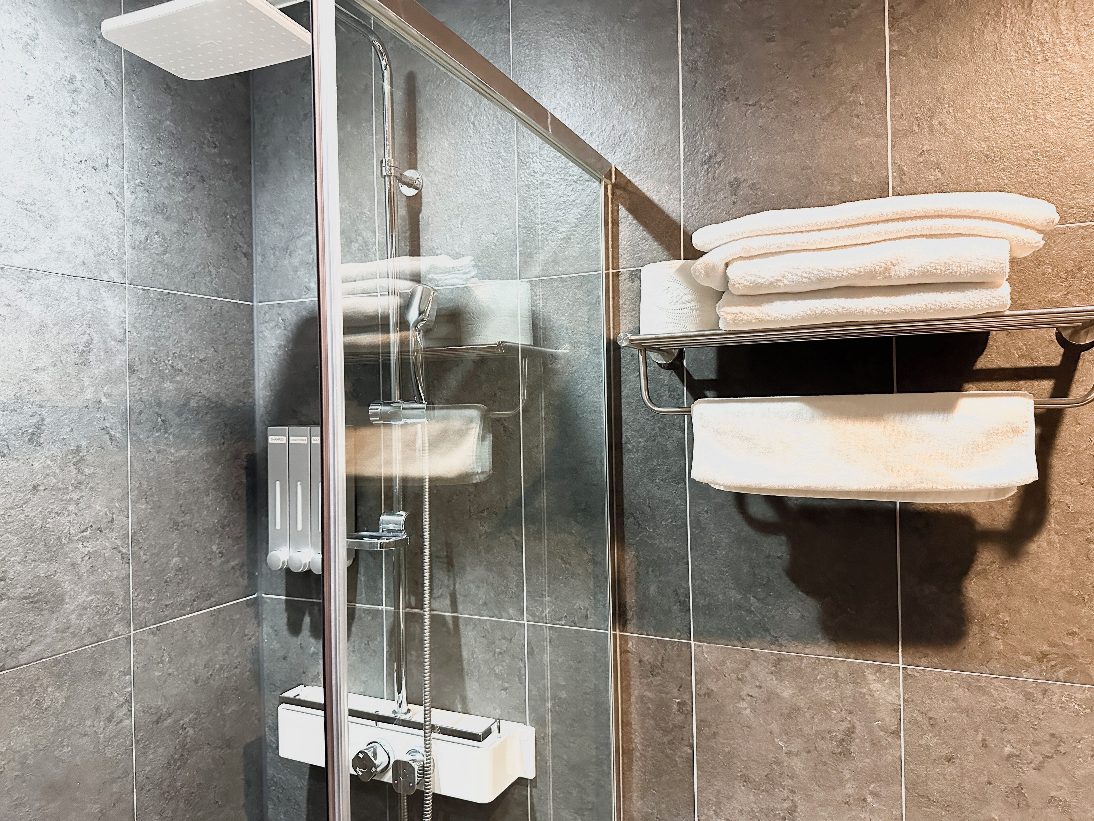 Shower, rainfall showerhead, free toiletries, hair dryer